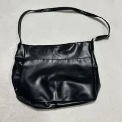 黒の合成皮革ショルダーバッグ