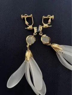 値下げしました！ぶらさがりイヤリング　花びら