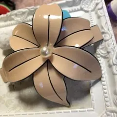 ▲△限定パレッタ特売26ベージュ色バレッタ花模様大きめヘアパレッタ約8cm高級感