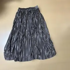 黒とシルバーのプリーツロングスカート