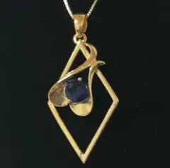 Sapphire Style 青い花のデザインのネックレス ダイヤモンド型