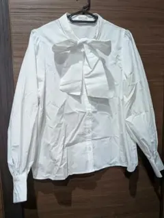 リボン付きホワイト長袖シャツМサイズ　レディース　トップス