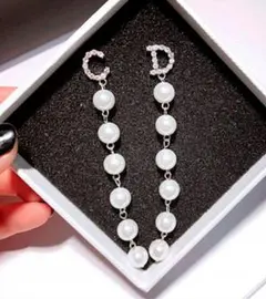 ロゴ付きパールロングピアス