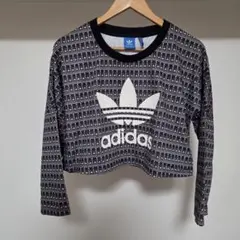 adidas グラフィックプリント クロップドトレーナー 丈短 総柄