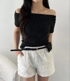 by muni:r ドット柄 オフショルダー Tシャツ 半袖のサムネイル