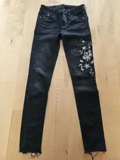 美品★ザラ　ZARA　花柄刺繍 スキニーデニム ブラック　34のサムネイル