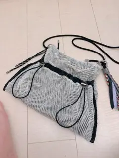 ニコアンド　メッシュサコッシュ ホワイト/ブラック