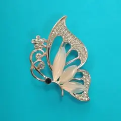 素敵　蝶のデザイン ブローチ　新品　格安