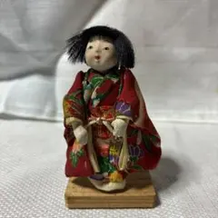伝統的な日本人形 赤色衣装 木製　4×7.5