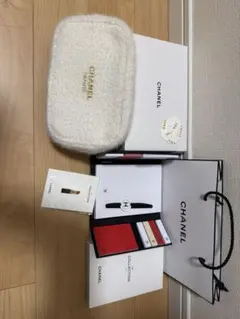 CHANEL ホワイトファブリックポーチとラコレクションノベルティ