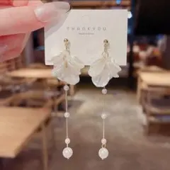 【新品・未使用】花びら型ホワイトピアス　結婚式　デート