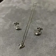 花型シルバーネックレスと花型ピアスセット