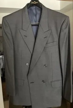 ダブルジャケットとパンツのセットスーツ