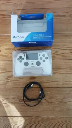 ホワイト DualShock 4 コントローラー　箱あり