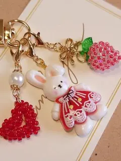 366 ハート ウサギ ぷっくり苺 ハンドメイドチャーム キーホルダー レッド