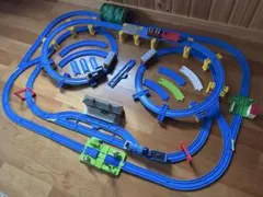 プラレール　まとめ売り　レイアウト　トーマス　ゴードン　踏切　駅　２種作製可能