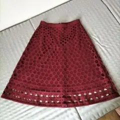 美品 ボルドーカラー カットワーク フレアスカートのサムネイル