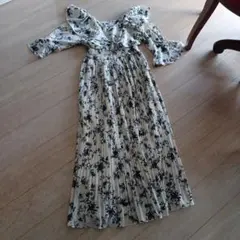 【mily bilet】フリル襟花柄肩スリットワンピース