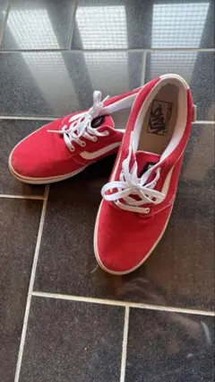 レッド スニーカー