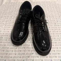 ナイロン製　エナメル風ドレスシューズ　黒　BATESのサムネイル