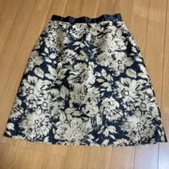 新品未使用　La TOTALITE 膝丈スカート　ジャガードのサムネイル