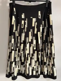 フレアスカート 黒とクリームの幾何学模様