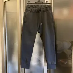 ATTACHMENT グレー ジョガーパンツ ドローストリング付き