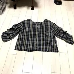 今日だけ価格。未使用品。ディスコートの黒に格子柄の綿混デザイン七分袖ブラウス