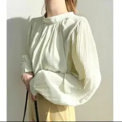 アームプリーツハイネックブラウス