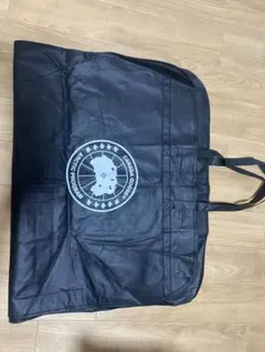 CANADA GOOSEのロゴ入りガーメントバッグ