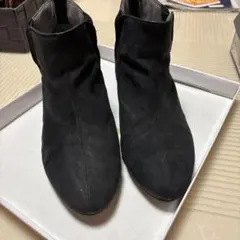 黒 スエード ブーティ 中ヒール
