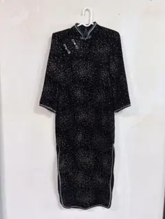 スパイラル模様の黒いチャイナドレス