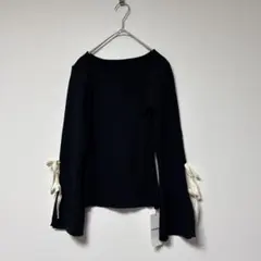 【新品タグ付き】袖口リボン　フレア　スリーブニット　リボン付き　黒　Vネック