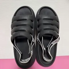UGG ブラック スポーツサンダル - メルカリ