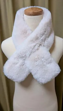 淡いピンクのファーショートマフラー