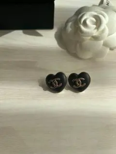 美品✷CHANEL シャネル ハート ピアス ブラックレザー シャンパンゴールド