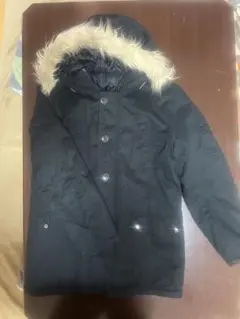 黒いファー付きダウンジャケット