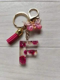 E ミニミニ イニシャルチャーム ピンク系ドライフラワー パール入り