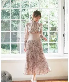 ウエストリブ切り替えシャーリンフラワープリントプリーツワンピース