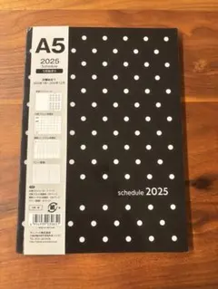 セリア　A5 2025 スケジュール帳 ドット柄　バーチカル手帳のサムネイル