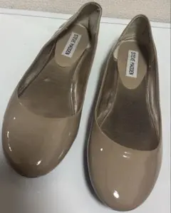 STEVE MADDEN ステーブマッデン　エナメル バレエシューズ ベージュのサムネイル