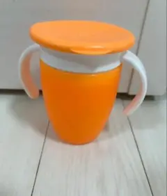 オレンジ色の持ち3手付きベビー用カップ