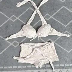 ワイヤー入り すべすべした生地のビキニ ショートパンツ セパレート
