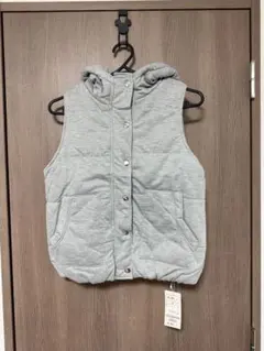 フード付きグレーのダウンベスト 中綿ベスト　Mサイズ　新品