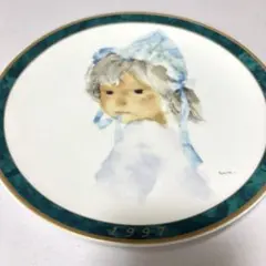 いわさきちひろ 2019年イヤーズプレート スケッチブックを持つ青い帽子の少女 楽天市場】いわさき ちひろ2019イヤーズプレート（21cm