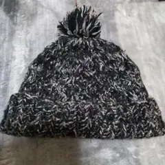 最終お値下げしました。ポンポン付きニット帽 黒と白の混合 ユニセックス