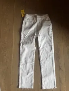 ホワイトデニムスリムフィットパンツ