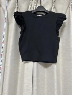 フリル付きブラックノースリーブトップス