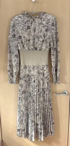 トッコクローゼット　フラワープリント 長袖 プリーツワンピース