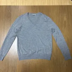 ユニクロ　毛100% グレーVネックセーター　美品
